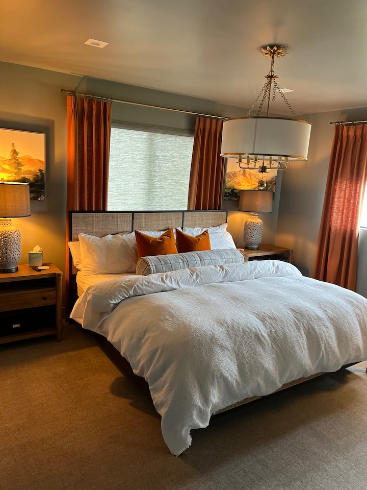 Голямо двойно легло в задната спалня. Свързана баня с душ кабина. Освен това се разходете в килера. 