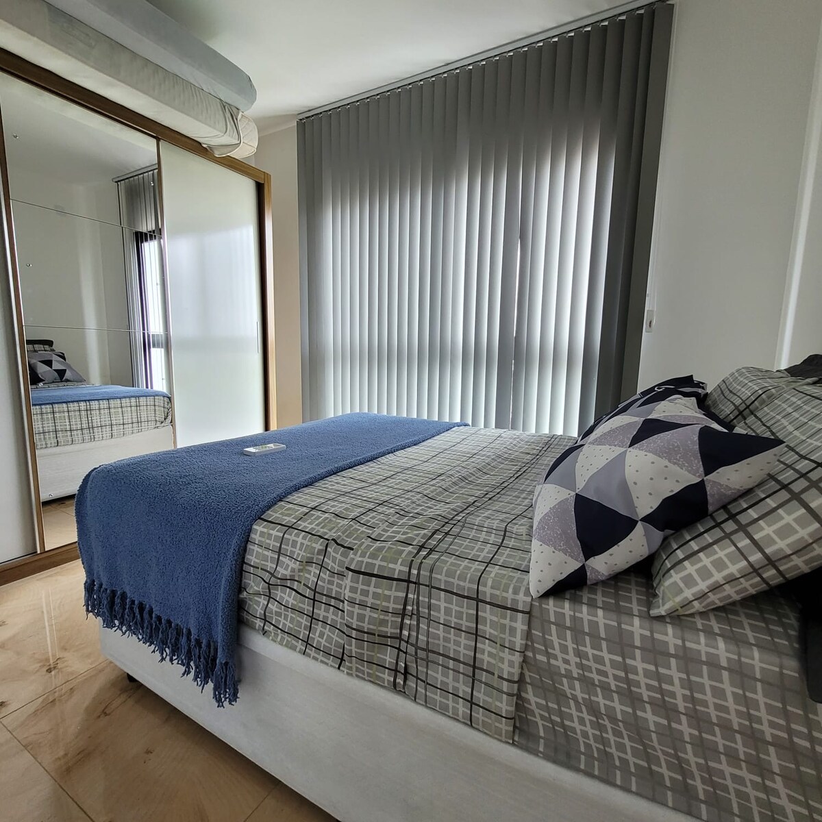 Soba s klima-uređajem i podnim ventilatorom