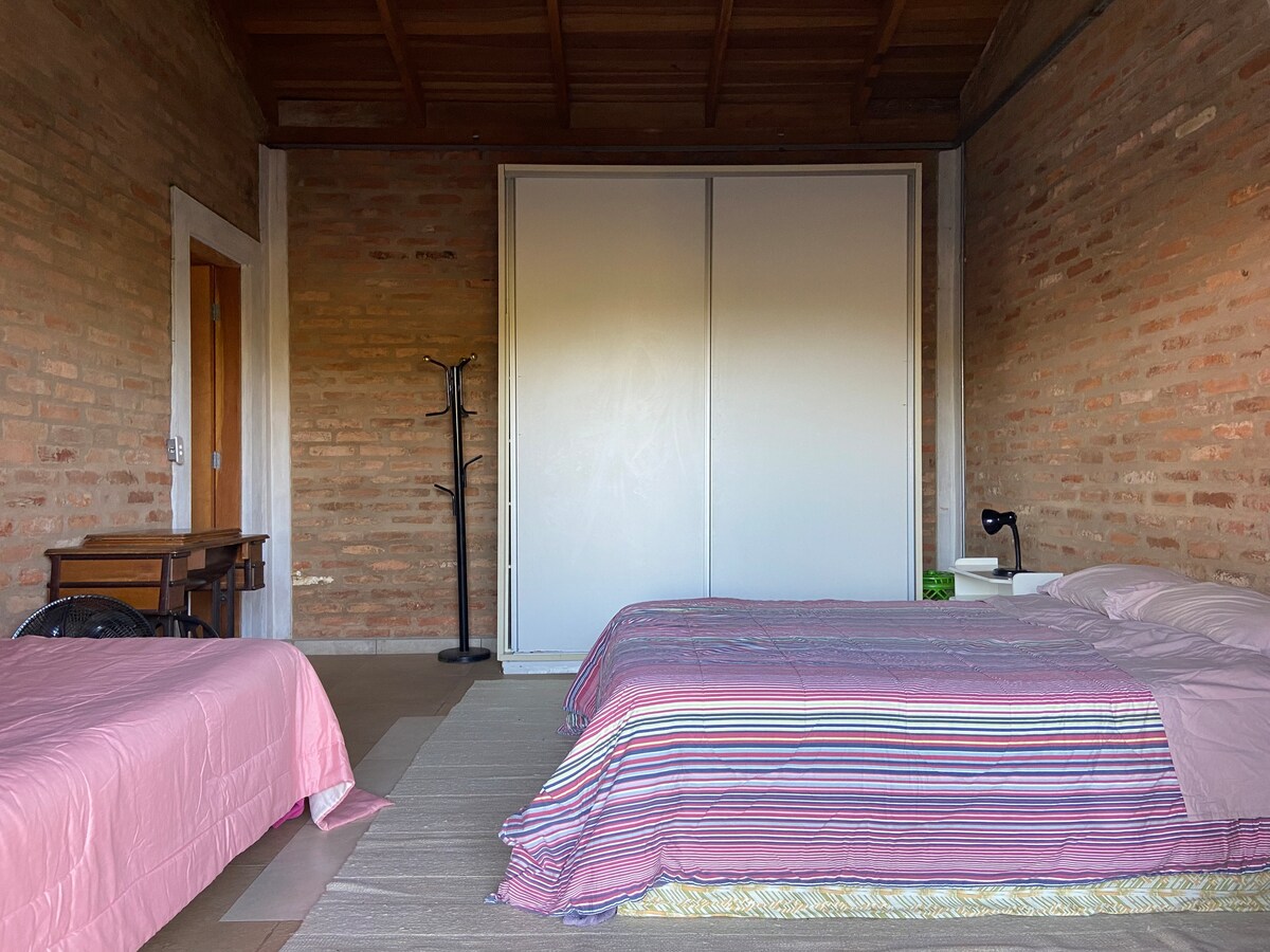 סוויטה עם מיטה זוגית ומיטת יחיד.