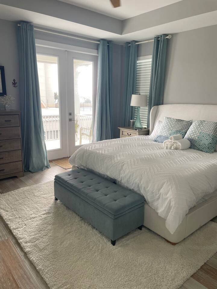  חדר שינה ראשי עם מלך מפוצל בכל צד מתכוונן לטעמכם. חדר השינה המרווח הזה מצויד בטלוויזיה משלו ויש בו חדר רחצה ראשי גדול עם אמבטיה טבולה והליכה במקלחת. צאו מהמרפסת העליונה כדי ליהנות מהנוף. 