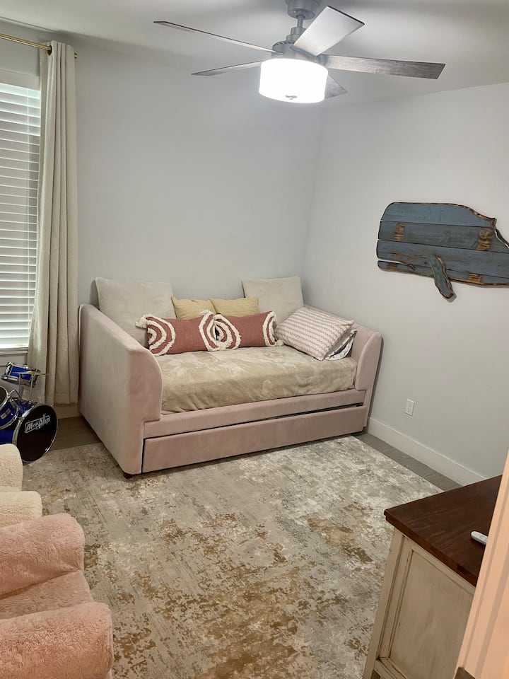 חדר שינה 2 מתאים ביותר למבוגרים צעירים או לילדים מכיוון שהוא נפתח. החדר מצויד בטלוויזיה משלו. 