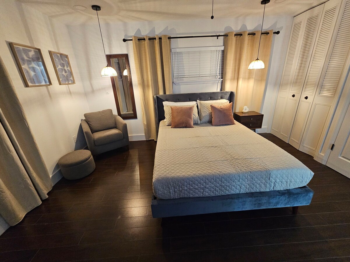 Master 2 in middle of home with en suite bathroom. bed is queen