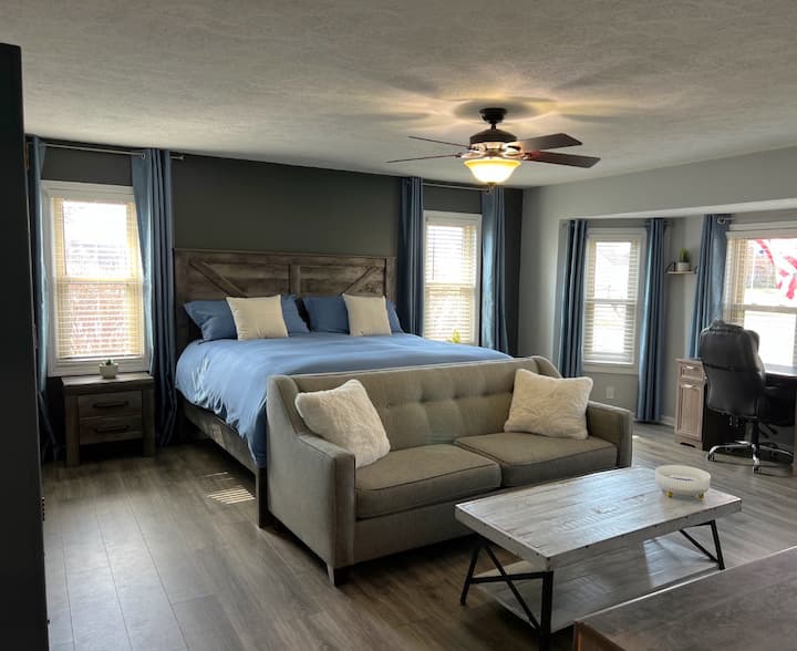 Prostor za sjedenje s bračnim krevetom
Privatna kupaonica s prostorom za rad na TV-u
 
