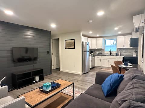 Top Airbnb: Stay Close to Everything • 2 BR • Free Parking in Utica