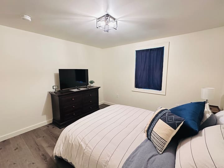 سرير مريح بمقاس كبير. تلفزيون ذكي، رداء حمام، قميص وشماعات بنطال، أدراج خزانة لتخزين الملابس، مرآة كاملة الطول