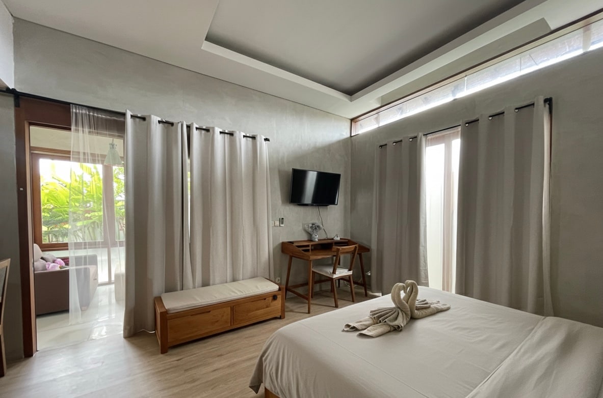 עבור אלה שעובדים מרחוק, יש שולחן עבודה וצג מחשב, יחד עם Google TV לבידור שלכם. החדר הזה משלב נוחות ופונקציונליות, מה שהופך אותו למקום המפלט המושלם במהלך השהייה שלכם.