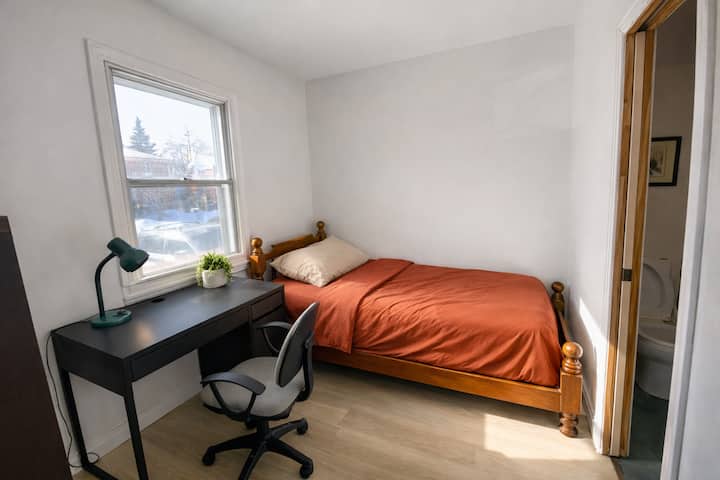 Room With Access To Yard - Dorval