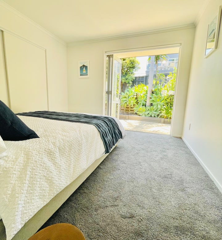 El dormitorio 2 es un colchón queen, podemos organizar un colchón en el suelo para un niño.