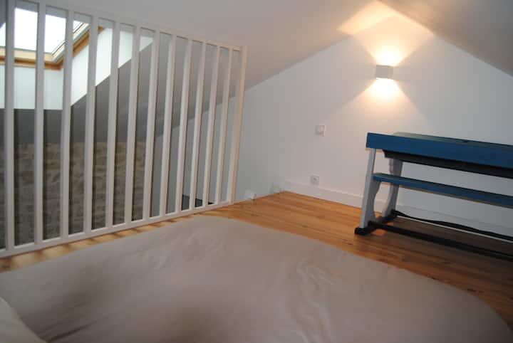 Bračni krevet na međuspratu na katu (iznad stubišta s prostorom za čitanje). 
