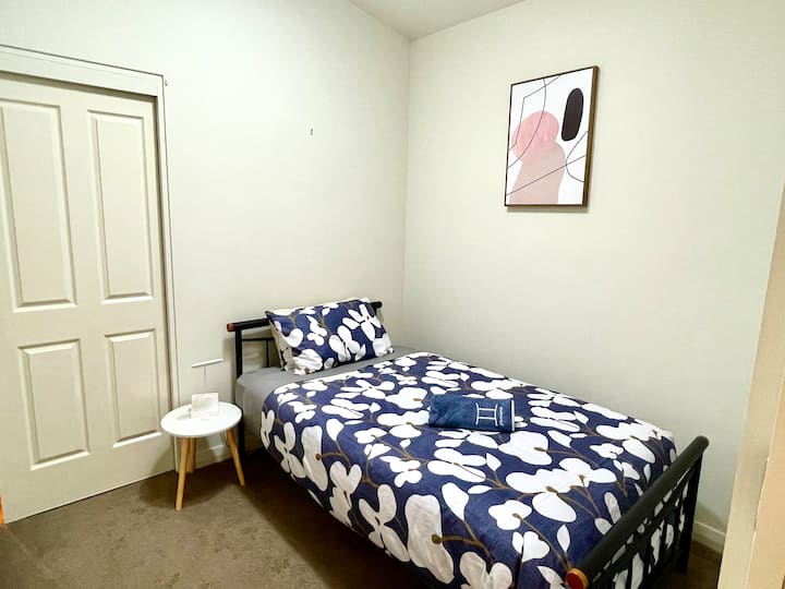 ಬೆಡ್‌ರೂಮ್ 2 ದಯವಿಟ್ಟು ಈ ರೂಮ್‌ನಲ್ಲಿ ಏರ್‌ಕಾನ್ ಅಥವಾ ಹೀಟಿಂಗ್ ಇಲ್ಲ ಎಂಬುದನ್ನು ಗಮನಿಸಿ 