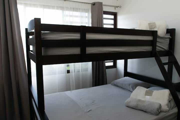 Lichte en comfortabele kamers met ruime hutten, onberispelijk beddengoed en eersteklas gastvrijheidsdetails. Ideale ruimtes voor gezinnen of groepen die op zoek zijn naar rust, orde en comfort.