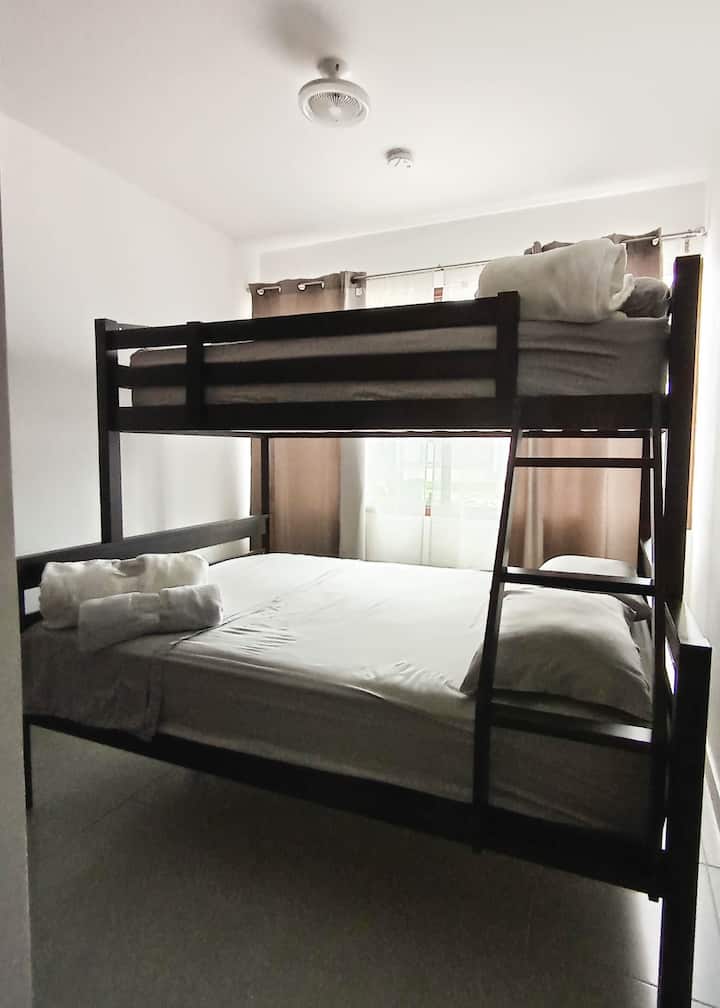 Lichte en comfortabele kamers met ruime hutten, onberispelijk beddengoed en eersteklas gastvrijheidsdetails. Ideale ruimtes voor gezinnen of groepen die op zoek zijn naar rust, orde en comfort.