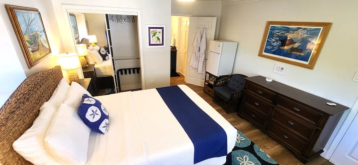 ოთახ „სენდოლარში“ არის საკუთარი სააბაზანო, მინი‑მაცივარი, სამუშაო მაგიდა და სკამი.