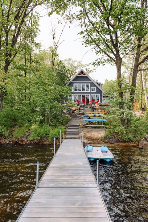 Luxury Muskoka Cottage w/ Hot Tub & Water Toys