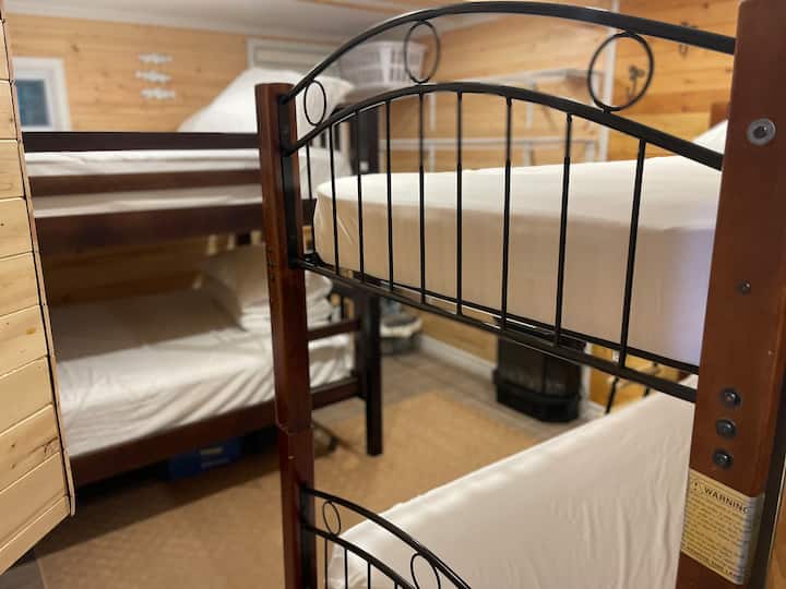 בחדר שינה 2 יש שני סטים של מיטות קומתיים. אחד הוא כפול על כפול והשני הוא יחיד על פני יחיד.
כל המיטות כוללות כריות, כריות ומגני כריות. יש גם מצעים ומגני סדינים לכל המיטות 