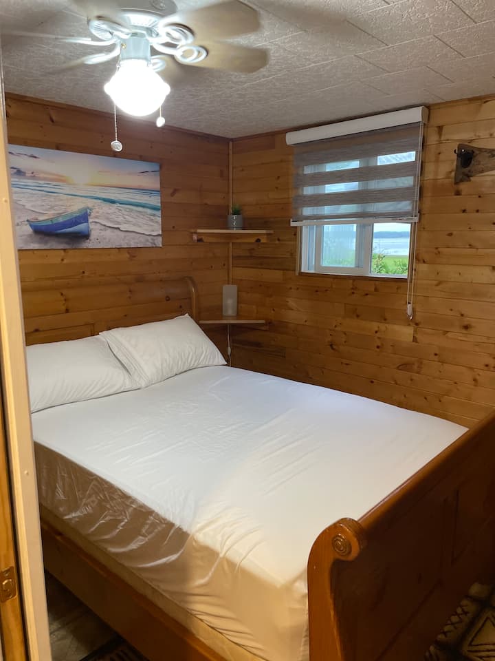 בחדר שינה 1 יש מיטה זוגית הכוללת 2 כריות, מגיני כריות וכיסויי כריות. כמו גם סדין מצויד עם מגן מזרן