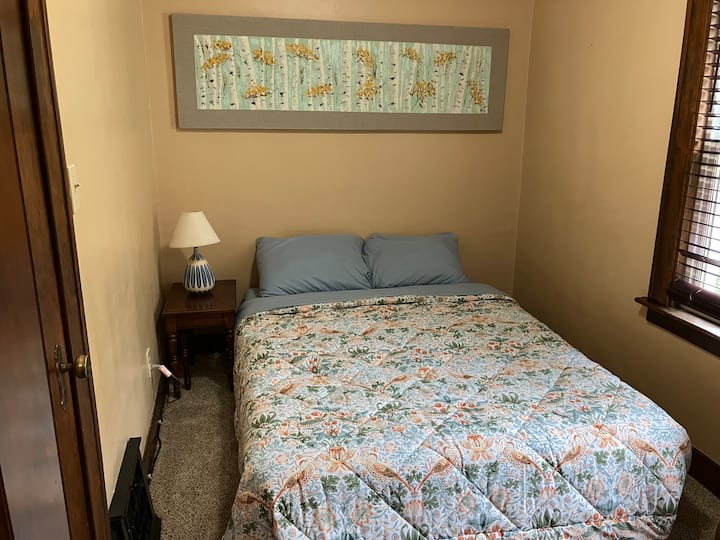 El sofá pequeño se convierte en una cama de tamaño completo. Especifica si quieres utilizar esta cama. 