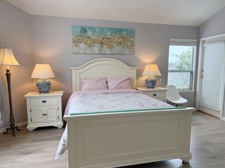 בחדר השינה הראשי יש מיטת קווין סייז אחת ומיטה זוגית אחת, עם חדר רחצה צמוד.