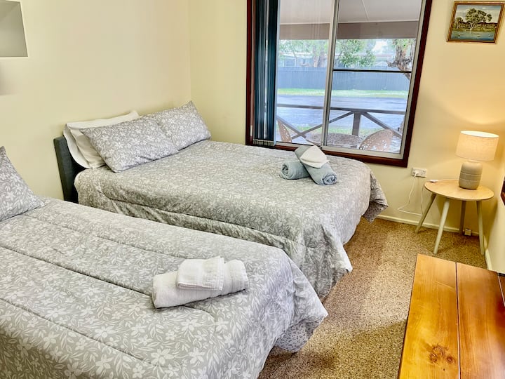 Das Schlafzimmer 3 Wintergarten verfügt über 1 Doppel- und 1 Einzelbett. 