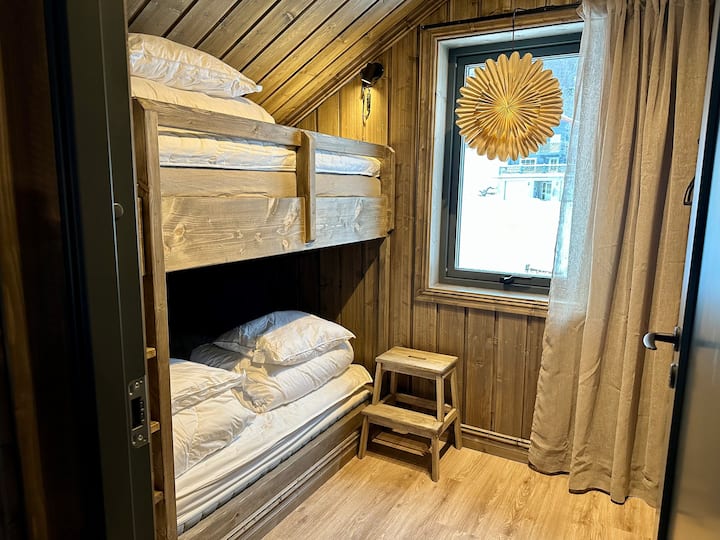 Една од двете семејни соби на горниот кат . Долниот кревет е двоен кревет од 180 см, горниот кревет е единечен кревет од 80 см. 