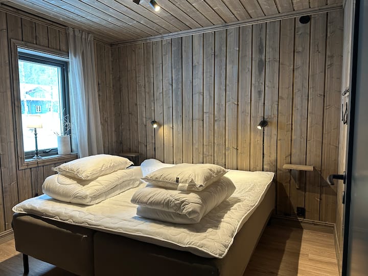 Една од спалните соби на долниот кат , брачен кревет (180 см) . 