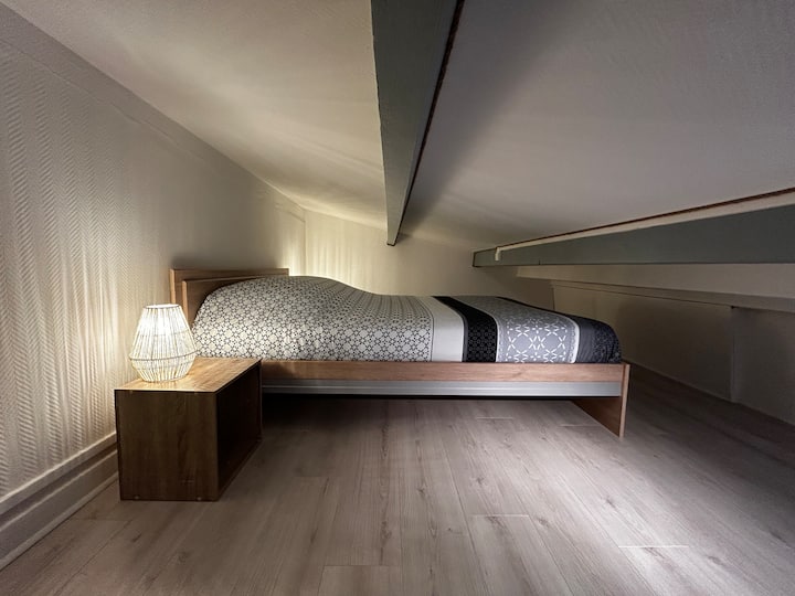 Prostor za spavanje, na međuspratu i na padini, uključujući bračni krevet 140x200, dva noćna ormarića i ormarić za odlaganje.
Posteljina je osigurana, a krevet je namješten prije vašeg dolaska.