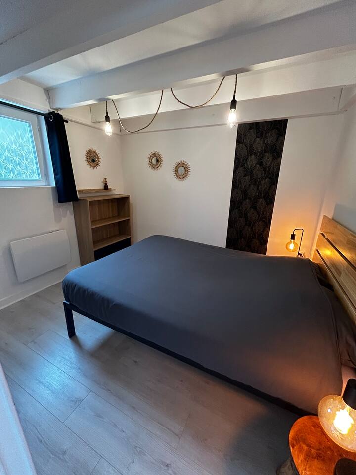 Spavaća soba u prizemlju s bračnim krevetom dimenzija 140 x 200, dva noćna ormarića i ormarićem za odlaganje.
Posteljina je osigurana, a krevet je namješten prije vašeg dolaska.