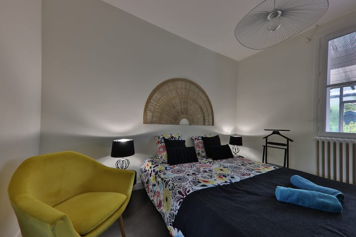 Главна спална соба со нов кревет и направена во Франција: 160 x 190 см со големи стаклени шкафови за складирање 