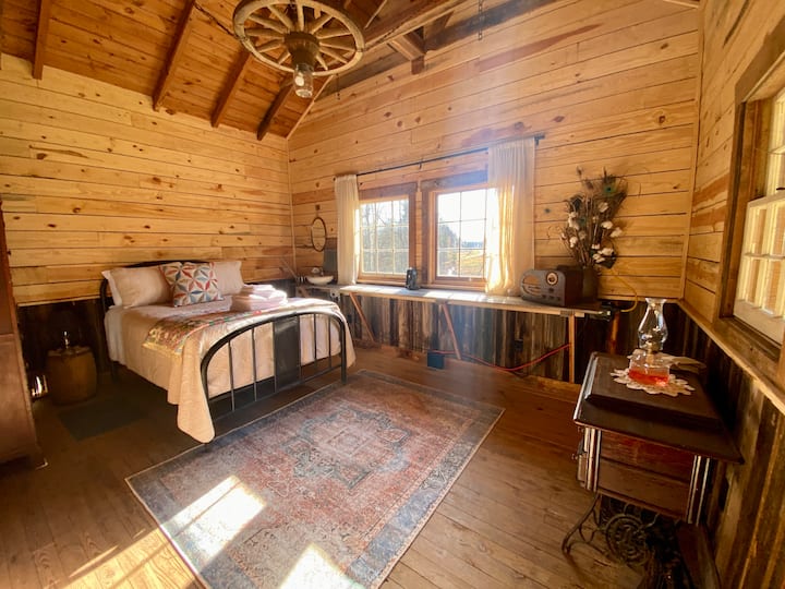 Დიდი საძინებელი, რომელიც არაგაბარიტული ფანჯრებით გადაჰყურებს აუზს.