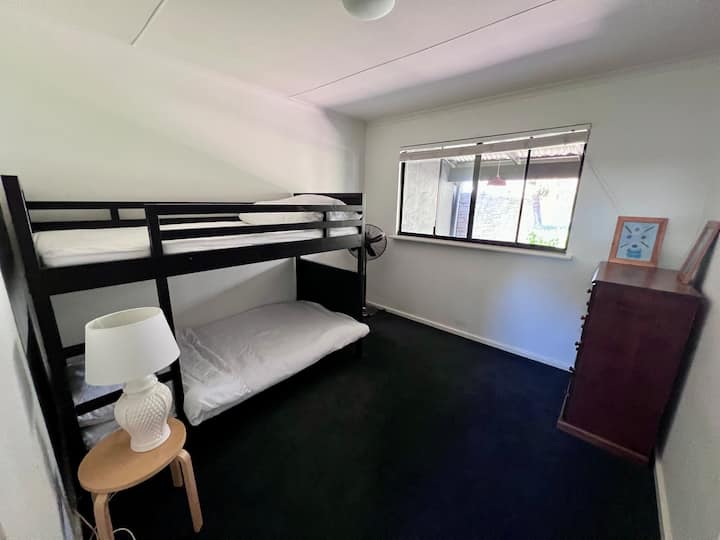 Втора спална соба со единечен кревет на спрат 