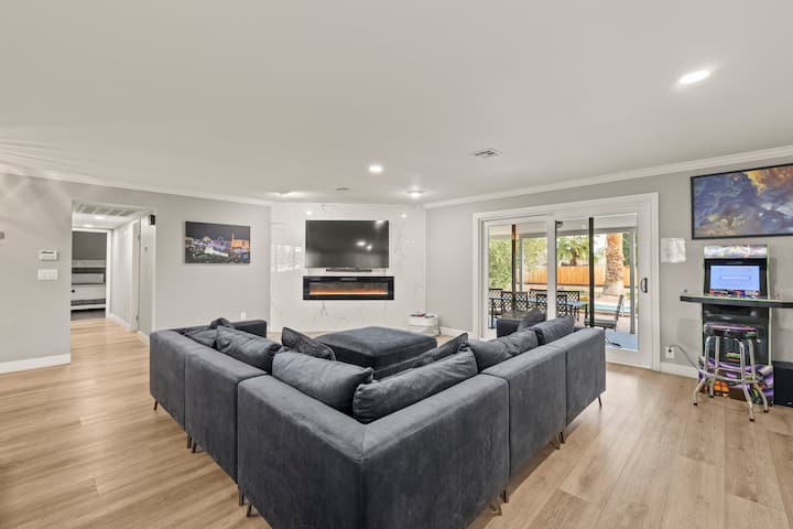 Luxury 4br Home & Pool 9 Min From Las Vegas Strip - Las Vegas, NV