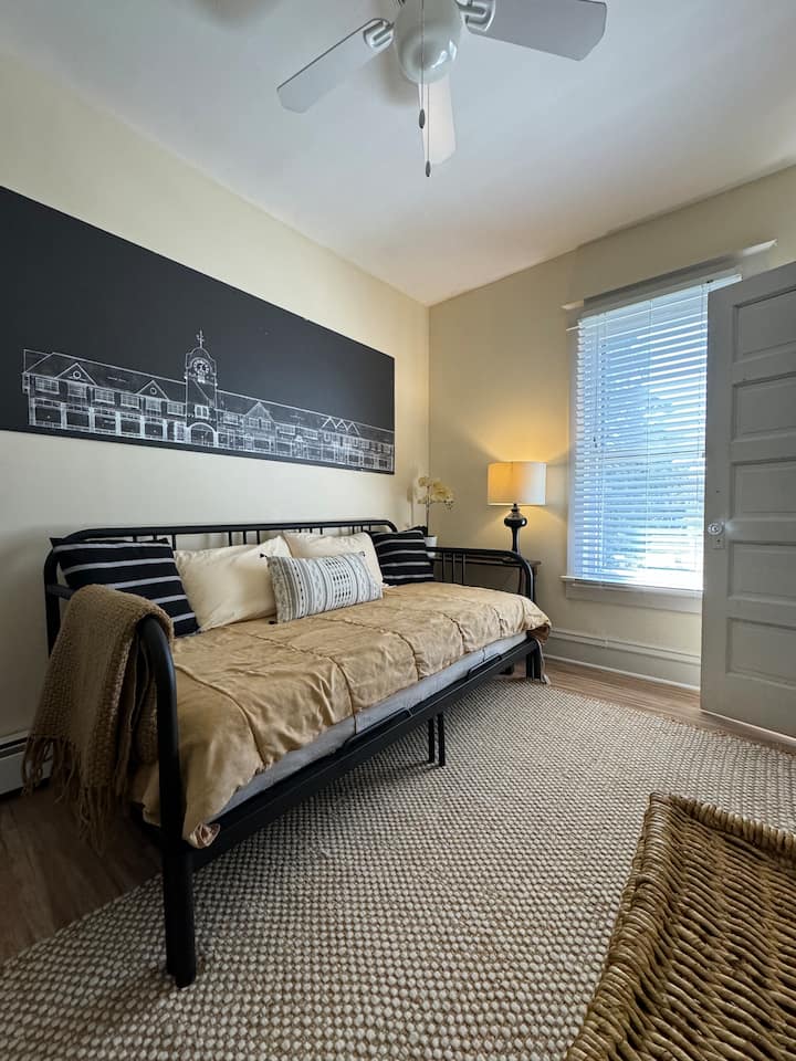 Sofá cama que se abre a dos gemelos de tamaño completo.  Armario grande. Alfombra de lana.  Obras de arte originales.  Lujosa silla de gamuza con estanterías y mesa auxiliar. Ventilador de techo y luz con mesas auxiliares y luces.