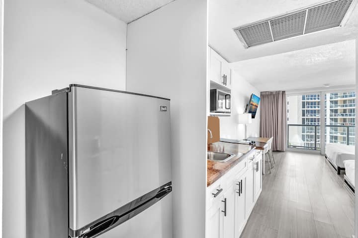 Studio Retreat With Balcony And Partial Ocean View - Sunny Isles Beach, FL