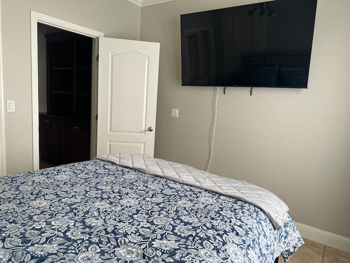 חדר שינה מרווח עם מיטה זוגית גדולה, אור שמש בשפע ומגירה צדדית. תיהנו מהאווירה הנעימה, המזגן והטלוויזיה בגודל 45אינץ '. יש הרבה מקום אחסון בארון לחפצים שלכם ."
