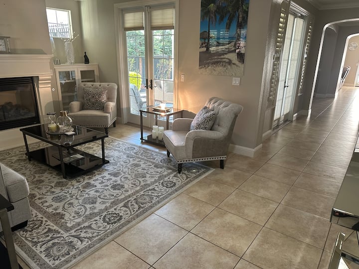 התאספו בסלון היפה שלנו, מושלם לחיבור משפחתי. האזור המרווח הזה כולל כיסאות נוחים, שולחן מרכזי ושטיח חם. אח נעימה יוצרת אווירה מסבירת פנים, ואילו החלל החיצוני מוביל לחצר שלווה.