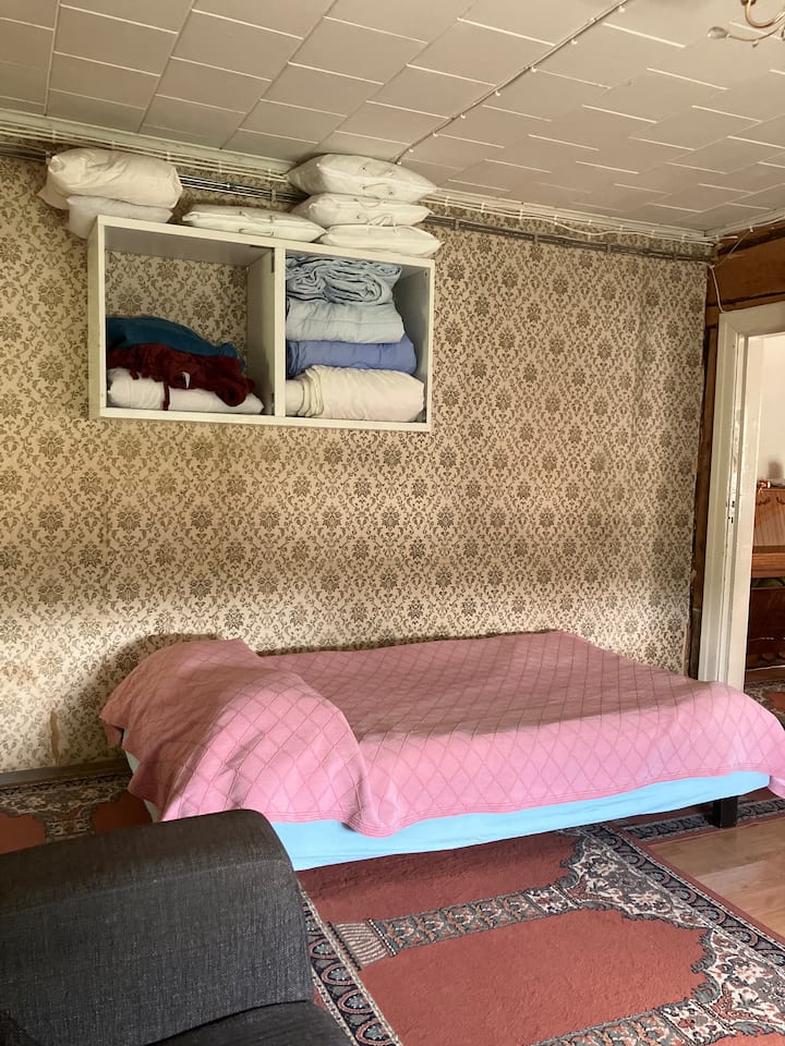 Denne seng er hård og moderne.

7 faste puder.