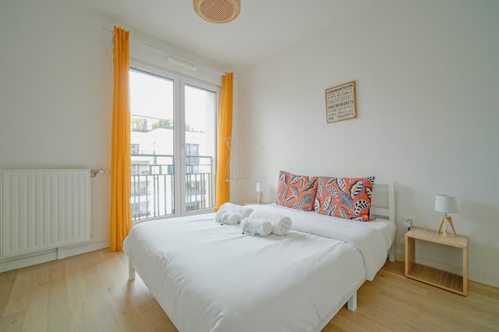 Svetlá a teplá izba, ideálna pre optimálny odpočinok. Pohodlná manželská posteľ 140 x 190, kvalitná posteľná bielizeň, príjemná atmosféra a krásne prirodzené svetlo vďaka veľkým oknám.