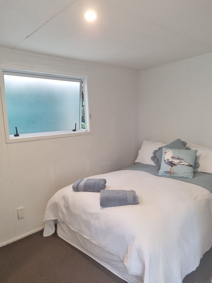 Waihi Beach, Budget Glamping Tiny houses for Rent in Waihi Beach, Bay