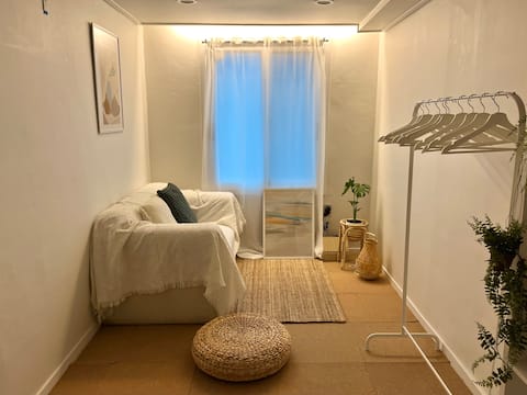 Spacious and warm house in the center of Hongdae/6 minutes from Hongik University Station/Hongdae st. 30sec
