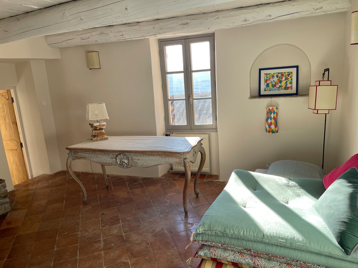 Deze kamer is in de eerste plaats een kleine bibliotheek. Er is een bureau en een eenpersoonsbed, ideaal voor een kind omdat de toegang tot deze kamer via een van de slaapkamers is. 