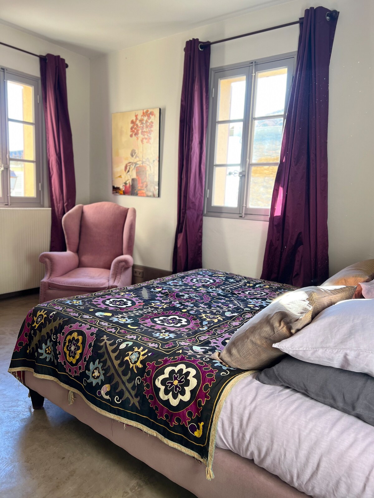 Deze slaapkamer, gelegen op de begane grond van de woning, heeft een eigen en-suite badkamer en kleedkamer grenzend aan de badkamer. Het is cool, zelfs in de zomer. Het wordt nog steeds geleverd met ventilator en draagbare airconditioning. 