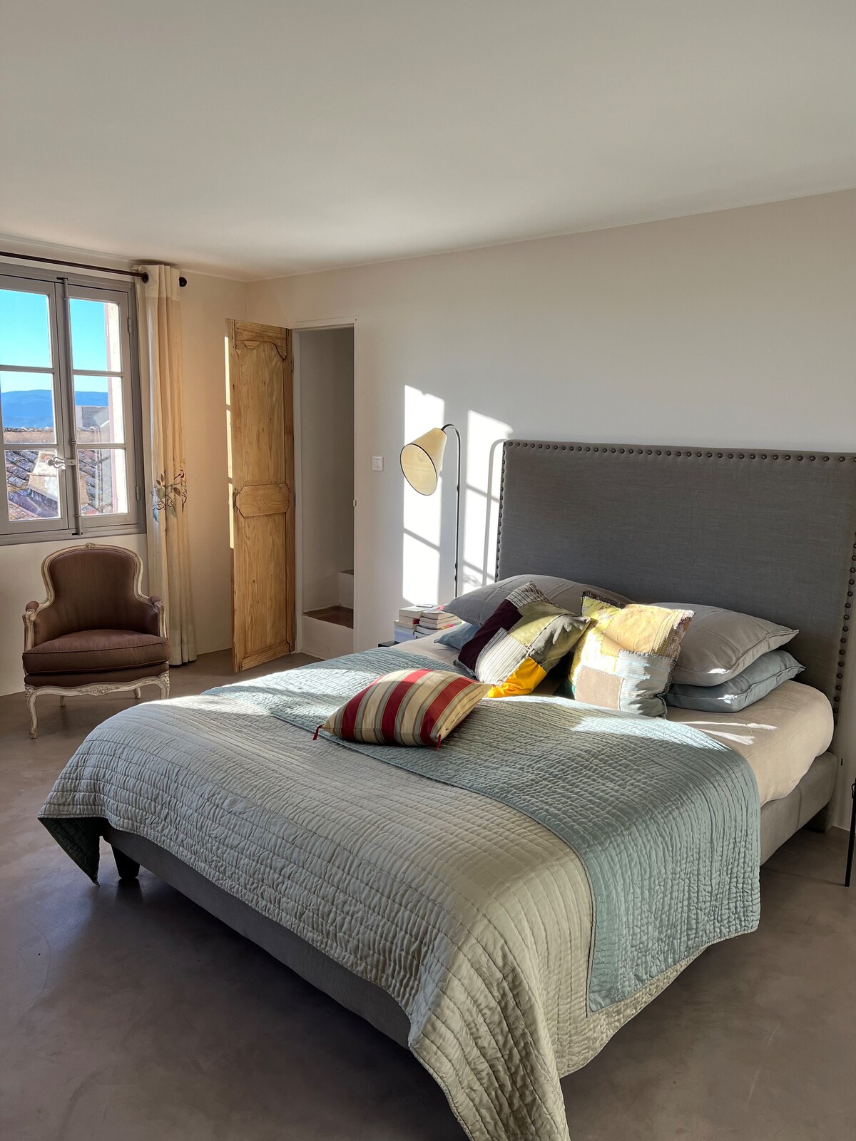 Deze kamer, gelegen op de eerste verdieping van het huis, is groot en heeft een mooi uitzicht. Het is cool, zelfs in de zomer. Het heeft nog steeds een ventilator. Een badkamer is tegenover. 