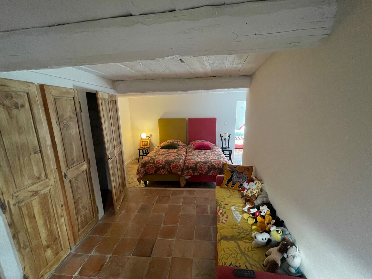 Deze kamer heeft twee eenpersoonsbedden en grote kasten die geschikt zijn voor koffers. 