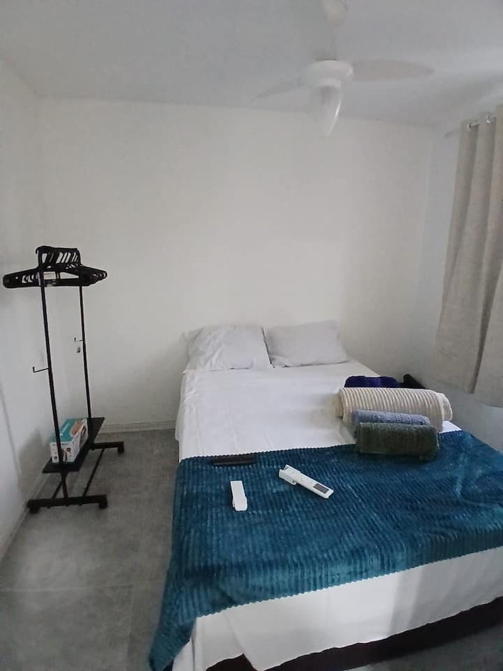 Druga spavaća soba imat će:

- bračni krevet;
- stalak za odjeću;
- klima-uređaj Midea 12 000 BTUs;
- Smart TV Samsung;
- Cortina blackout
- Glačalo