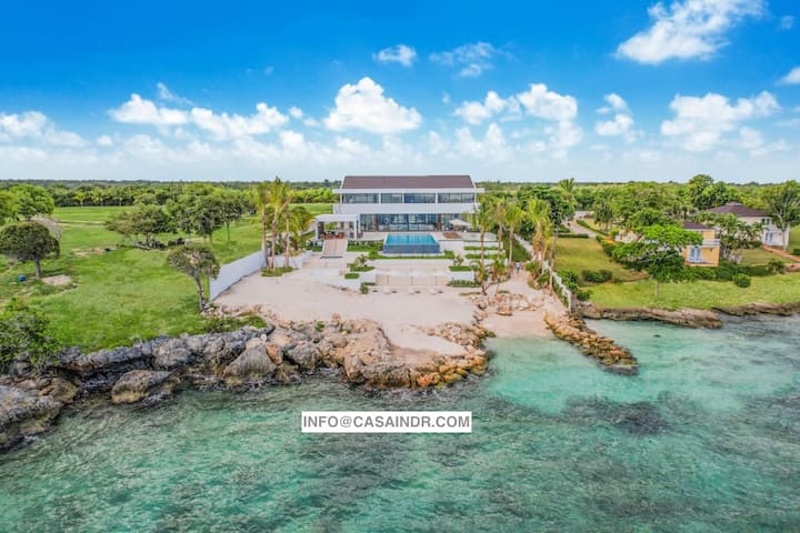 Villa Cahey vista dall'alto con piscina, spiaggia privata e acqua turchese