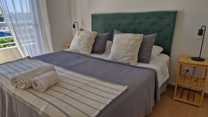 La habitación es muy luminosa; cuenta con un amplio placard, 2 mesas de luz con lámparas y un ventanal con acceso al balcón. Posee aire split.