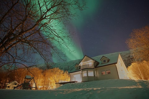 House with sea view in Lyngenfjorden.