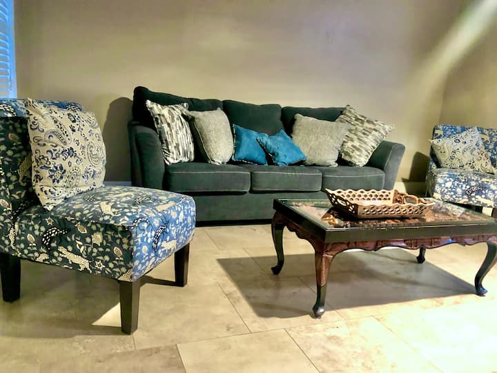 Kusanyika sebuleni katika sofa hii ya starehe na uunde kumbukumbu za kutazama filamu au kuzungumza tu kuhusu ndoto au malengo yako na wewe wapendwa. Usiku, sofa ya starehe inaweza kugeuzwa kuwa kitanda cha ukubwa wa malkia. 