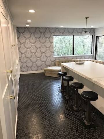 Midcentury-Greenbelt – Hot tub gallery image 2