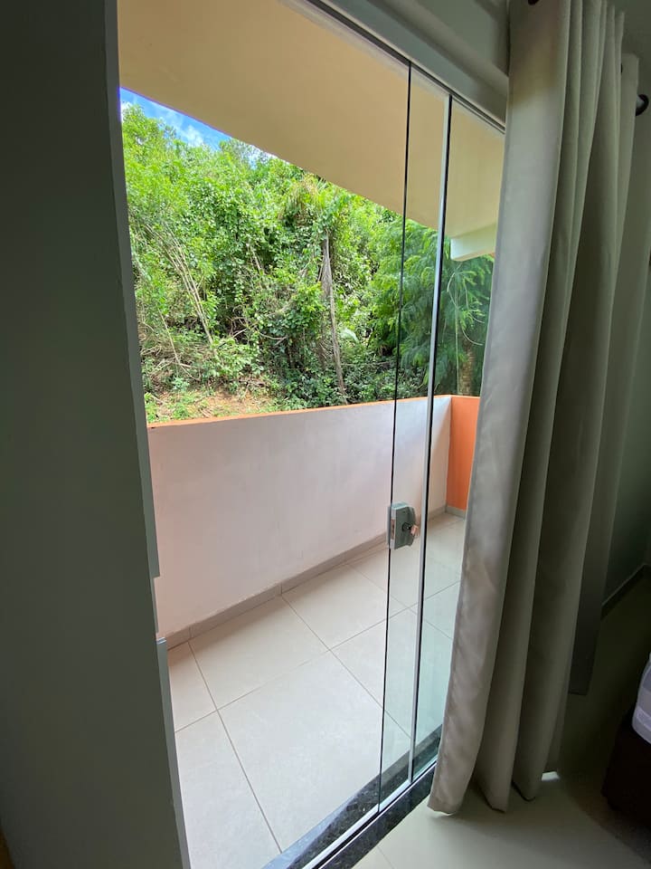 Roshani ya chumba cha kulala! Na tangi dogo la kuosha nguo na laini ndogo ya nguo !  Mwonekano wa mazingira mazuri ya kijani! 